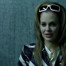 L'elegantissima vampira Pam (interpreta da Kristin Bauer) in un'immagine dell'episodio 'Hard-Harted Hannah' della serie tv True Blood