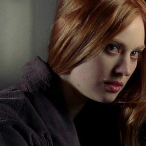 La bella vampira Jessica (interpretata da Deborah Ann Woll) in una scena dell'episodio 'Hard-Harted Hannah' della serie tv True Blood