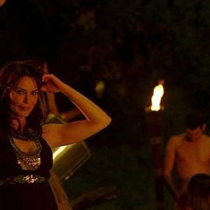 La misteriosa Maryann (interpretata da Michelle Forbes) controlla l'ennesima orgia di Bon Temps in una scena dell'episodio 'Hard-Harted Hannah' della serie tv True Blood