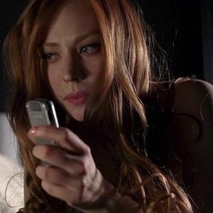 La vampira Jessica (interpretata da Deborah Ann Woll) disperata perché non riceve messaggi in una scena dell'episodio 'Hard-Harted Hannah' della serie tv True Blood