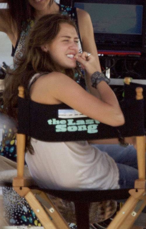 Miley Cyrus Durante Una Pausa Sul Set Del Film The Last Song 125871