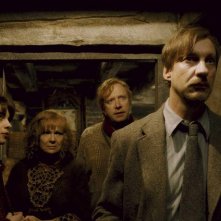 Natalia Tena(Nymphadora Tonks), Julie Walters(Molly Weasley), Mark Williams(Arthur Weasley) e David Thewlis(Remus Lupin) nel film Harry Potter e il principe mezzosangue