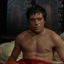 Oliver Reed a torso nudo in una scena del film L'implacabile condanna