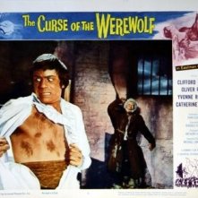 Oliver Reed e Michael Ripper in una lobbycard promozionale del film L'implacabile condanna