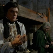 Oliver Reed e Michael Ripper in una scena del film L'implacabile condanna