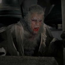 Oliver Reed in una sequenza del film L'implacabile condanna