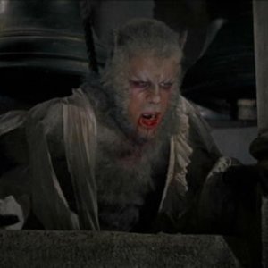 Oliver Reed in una sequenza del film L'implacabile condanna