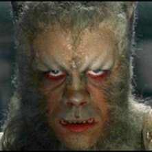 Oliver Reed trasformato in lupo mannaro nel film L'implacabile condanna