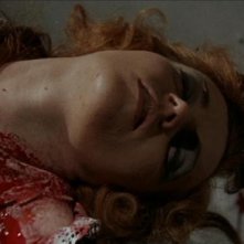 Sheila Brennan in una sanguinosa scena del film L'implacabile condanna