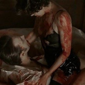 Stephen Moyer (il vampiro Bill) e Mariana Klaveno (interprete di Lorena) fanno sesso nel sangue in una scena dell'episodio 'Hard-Harted Hannah' della serie tv True Blood