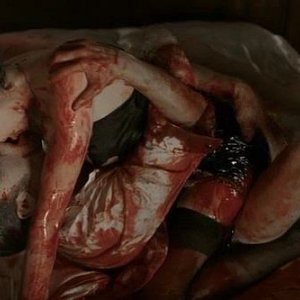 Stephen Moyer (il vampiro Bill) e Mariana Klaveno (interprete di Lorena) fanno sesso nel sangue in una scena splatter dell'episodio 'Hard-Harted Hannah' della serie tv True Blood