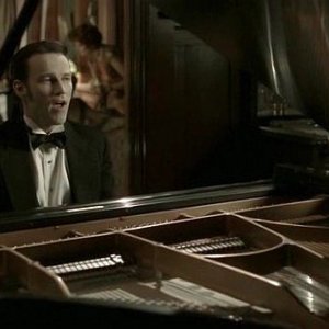 Stephen Moyer in versione pianista nella Chicago degli anni 20 in una scena dell'episodio 'Hard-Harted Hannah' della serie tv True Blood