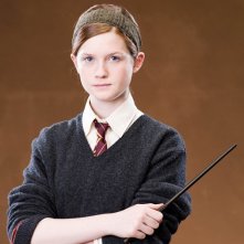 Bonnie Wright con bacchetta in una foto promo del film 'Harry Potter e l'Ordine della Fenice'