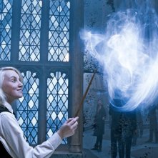 Evanna Lynch mentre crea la magia Expetto Patronum in una scena del film Harry Potter e l'Ordine della Fenice