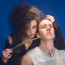 Helena Bonham Carter trattiene Matthew Lewis in una scena del film Harry Potter e l'Ordine della Fenice