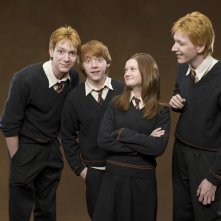 I fratelli Weasley: i gemelli Phelps, Rupert Grint e Bonnie Wright in una foto promozionale del film Harry Potter e l'Ordine della Fenice