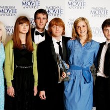 Parte del cast posa con il Best Family Film Awards per il film 'Harry Potter and the Order of the Phoenix' al National Movie Awards del Royal Festival Hall, a Londra nel 2007