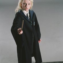 Una foto promo di Evanna Lynch in guardia per il film Harry Potter e l'Ordine della Fenice