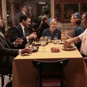 Bryan Batt, Jon Hamm, Sunny Mabrey, Annie Little e Joel Lambert in una scena dell'episodio Out of Town di Mad Men