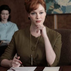 Christina Hendricks in una scena dell'episodio Out of Town di Mad Men