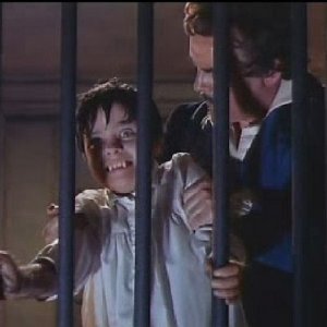 Clifford Evans e Justin Walters in una scena inquietante del film L'implacabile condanna