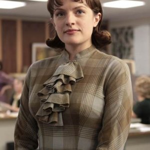 Elisabeth Moss in una scena dell'episodio Out of Town di Mad Men