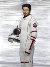 Eyal Podell in una immagine promozionale della serie Defying Gravity