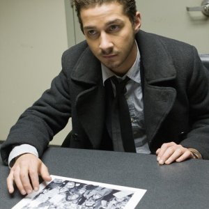 Jerry Shaw(Shia LaBeouf) interrogato dall'FBI nel film Eagle Eye