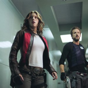 Jessica Biel(Abigail Whistler) e Ryan Reynolds(Hannibal King) in una scena di Blade: Trinity