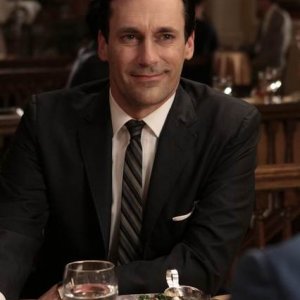 Jon Hamm è Don Draper nell'episodio Out of Town di Mad Men