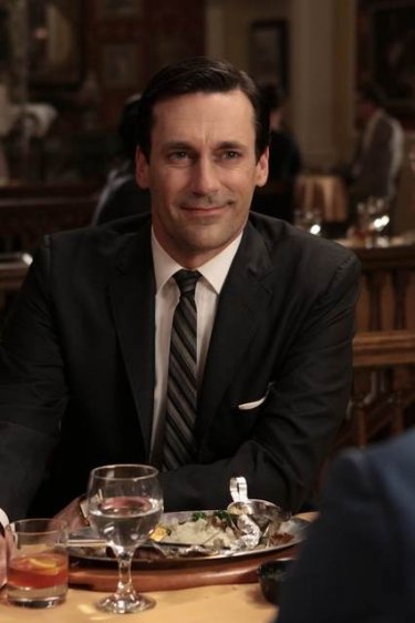 Jon Hamm è Don Draper nell'episodio Out of Town di Mad Men