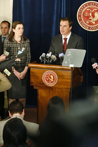 Julianna Margulies e Chris Noth in una scena della serie The Good Wife