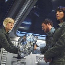 Laura Harris, Dylan Taylor e Florentine Lahme in una scena dell'episodio Threshold di Defying Gravity