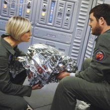 Laura Harris e Dylan Taylor in una scena dell'episodio Threshold di Defying Gravity