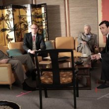 Michael Gaston, Jared Harris, Robert Morse e Jon Hamm  in una scena dell'episodio Out of Town di Mad Men
