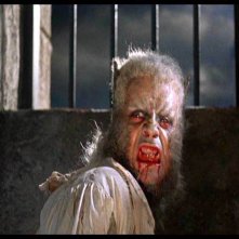 Oliver Reed trasformato in licantropo una scena del film L'implacabile condanna