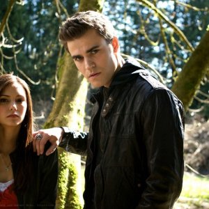 Paul Wesley con una mano sulla spalla di Nina Dobrev in una foto promozionale di The Vampire Diaries