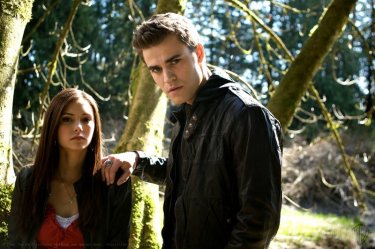Paul Wesley con una mano sulla spalla di Nina Dobrev in una foto promozionale di The Vampire Diaries