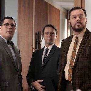 Rich Sommer, Vincent Kartheiser e Michael Gladis in una scena dell'episodio Out of Town di Mad Men