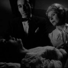 Susan Strasberg con Ann Todd e Christopher Lee in una scena del film La casa del terrore