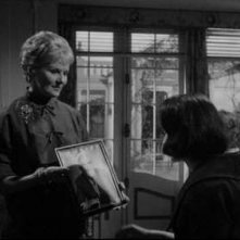 Susan Strasberg e Ann Todd in una scena del film La casa del terrore (1961)