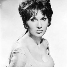 Yvonne Romain in una immagine promozionale per il film L'implacabile condanna