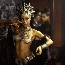 Aaliyah in una scena del film La regina dei dannati