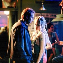 Angelina Jolie e Nicolas Cage in mezzo a un locale in una scena del film Gone in Sixty Seconds