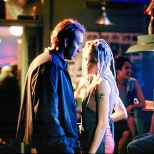 Angelina Jolie e Nicolas Cage in mezzo a un locale in una scena del film Gone in Sixty Seconds