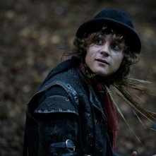Augustus Prew è Robin in una scena di Moonacre: I segreti dell'ultima luna