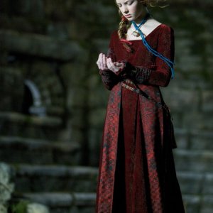 Dakota Blue Richards col vestito della Principessa della Luna in una sequenza di Moonacre: I segreti dell'ultima luna