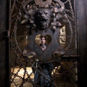 Dakota Blue Richards imprigionata in una cella in una scena del film Moonacre: I segreti dell'ultima luna