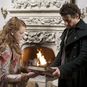 Dakota Blue Richards mostra il libro di Moonacre a Ioan Gruffudd nel film 'Moonacre: I Segreti dell'Ultima Luna'