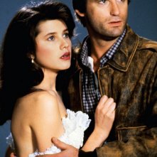 Daphne Zuniga e Bill Pullman in una foto promozionale di 'Balle Spaziali'